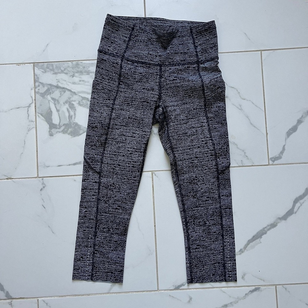 Lululemon fast and free 18' crop black white print size 4